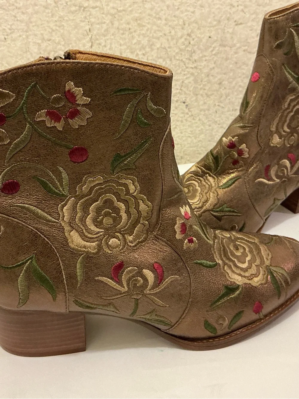 Sofft Metallic Rose Gold Floral Embroidered Ankle Boot size 9M